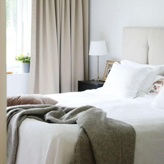 Okika · gordijnen-beige-slaapkamer-2 Okika · gordijnen-beige-slaapkamer-2