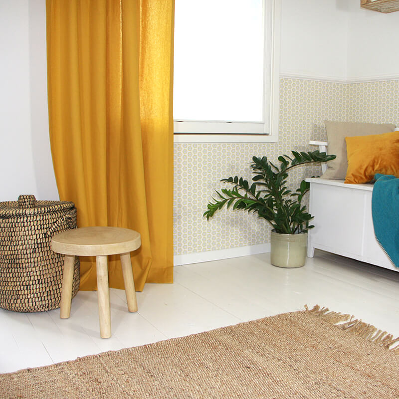 Okika · kinderkamer-okika-gordijn-oker-geel-behang-gele-bloem Okika · kinderkamer-okika-gordijn-oker-geel-behang-gele-bloem
