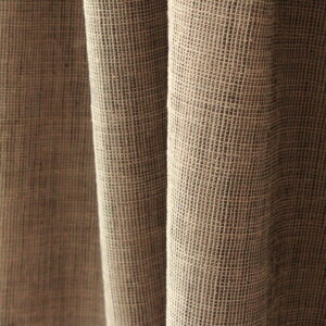 Inbetween zand gordijn, JC2462, warme neutrale tint met een zachte glans.