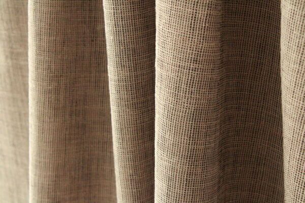 Inbetween zand gordijn, JC2462, warme neutrale tint met een zachte glans.