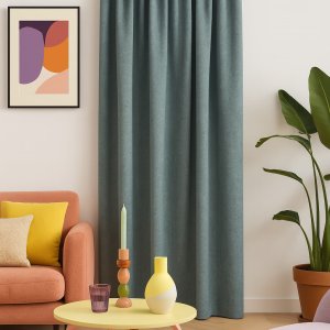 Petrolkleurige gordijnen uit de Imperial-collectie in een electisch interieur met diepe kleuren.. Sfeerimpressie in interieursetting