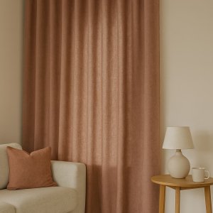 Oudroze gordijnen uit de Imperial-collectie in een elegant interieur met zachte kleuren, ronde vormen en een warme, vrouwelijke sfeer. Sfeerimpressie in interieursetting