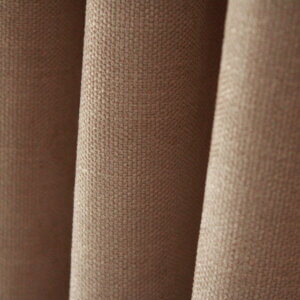 Set van roze Imperial gordijnen, perfect voor een stijlvol en vrolijk interieur.