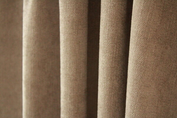 Soft taupe Imperial gordijn, vloeiend hangend, ideaal voor een zachte, moderne ambiance.