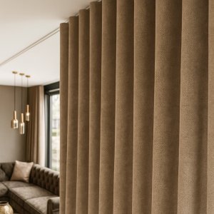 Soft taupe gordijnen uit de Imperial-collectie in een licht en modern interieur met een zachte, verfijnde uitstraling. Sfeerimpressie in interieursetting