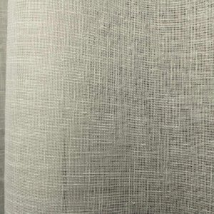 Stofdetails van witte linnenlook gordijnen, waarbij de stof in de plooi zichtbaar is en de natuurlijke structuur subtiel naar voren komt.