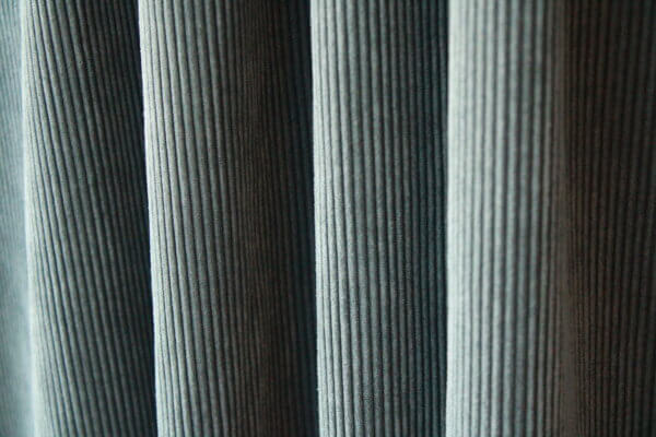 Petrolkleurig Corduroy gordijn, JC2402 Okika. Elegant hangende ribstof en perfect voor een sfeervol interieur.
