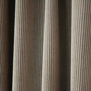 Taupekleurig Corduroy gordijn, Jc2409 Okika. Elegant vallend, perfect voor een neutrale en moderne interieurstijl.