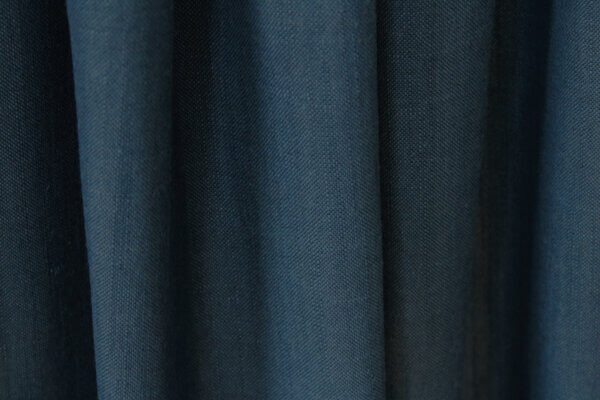 donker blauwe gordijnen van de elegance lijn, semi licht doorlatende overgordijnen. zware stof, perfect op maat gemaakt. okika jc2456