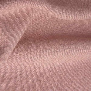 Sfeerfoto van de roze Elegance gordijnen, kleur JC2457 gordijnen met een zachte, warme roze tint en een effen stof voor een elegante en rustige sfeer in huis.