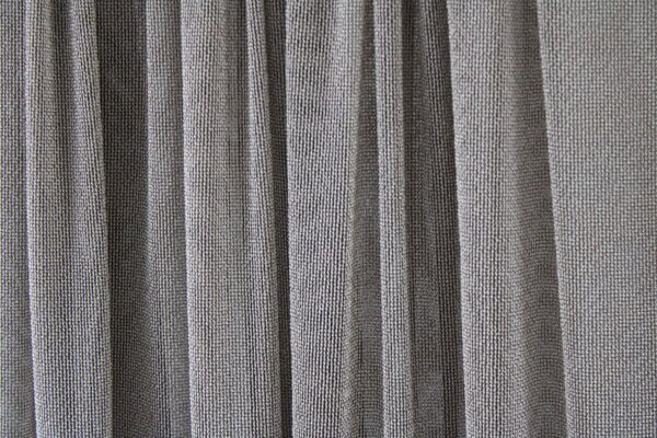 Ivoorkleurige inbetween metallic gordijnen, productcode JC2470, perfect voor lichte woonkamers.
