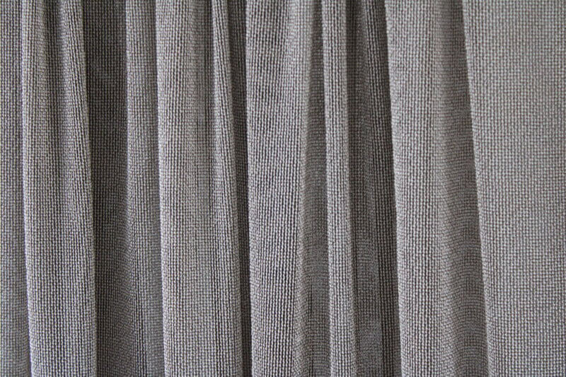Ivoorkleurige inbetween metallic gordijnen, productcode JC2470, perfect voor lichte woonkamers.