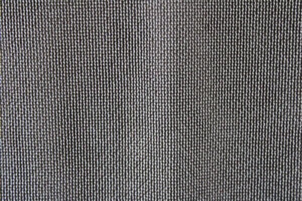 Detail van inbetween metallic ivoor gordijn, JC2470, met een lichte, luchtige stof en metallic glans.