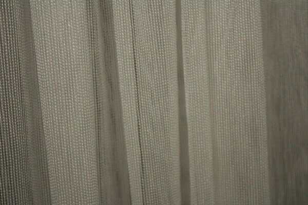Detail van inbetween metallic ivoor gordijn, JC2471, elegante combinatie van zwart en metallic highlights