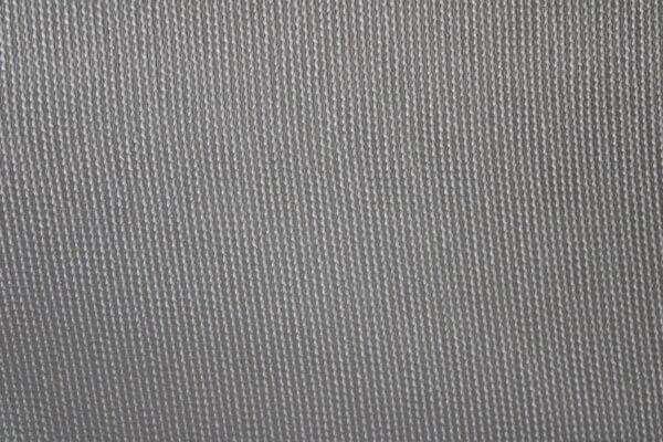 Patroon van zilveren inbetween metallic gordijnen, productcode JC2471, met een licht reflecterend effect.