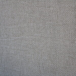 Detail van het ivoorkleurige Soft Silk gordijn, toont de gladde, zijdezachte structuur en luxe afwerking.