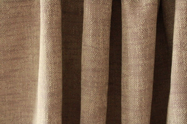 Okika gordijnen in paars-grijs chateau-mix, model JC2438, met een luxe en subtiele textuur