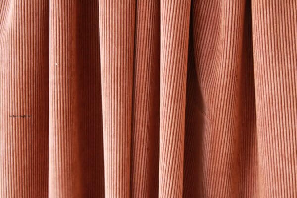 Cognackleurige Corduroy gordijnen, Jc2405 Okika. Voegt warmte en verfijning toe aan elk interieur.