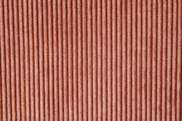 Detail van het cognackleurige Corduroy gordijn, jc2405 van okika. Benadrukt de diepte van de ribbels in de stof.
