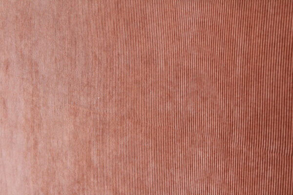 Cognackleurige Corduroy stof, jc2405 van okika, met een verfijnd ribbelpatroon, biedt een klassieke uitstraling.