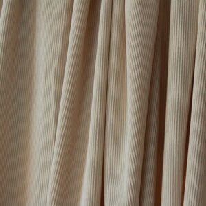 Set van crèmekleurige Corduroy gordijnen, biedt een serene en luxe sfeer in elke ruimte.