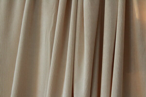 Set van crèmekleurige Corduroy gordijnen, biedt een serene en luxe sfeer in elke ruimte.