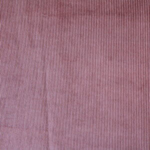 Detail van het donker roze Corduroy gordijn, JC2403 van okika. Toont de fijne ribbels in de luxe stof.