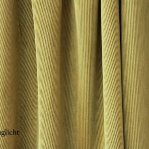 Olijfgroene Corduroy gordijnen, Jc2407 Okika. perfect voor een natuurlijke en warme sfeer in het interieur. Foto in het daglicht