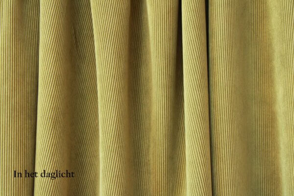 Olijfgroene Corduroy gordijnen, Jc2407 Okika. perfect voor een natuurlijke en warme sfeer in het interieur. Foto in het daglicht