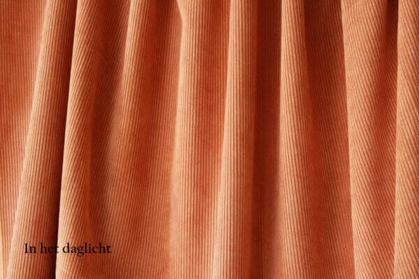 Oranje Corduroy gordijnen, jc2408 Okika. Voor een vrolijke en energieke sfeer in de ruimte. Foto in het daglicht
