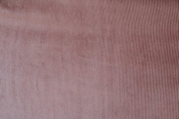 Oudroze Corduroy stof, jc2403 van okika. Zacht aanvoelend met een warme tint.
