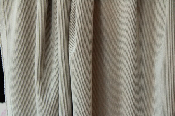 Parelgrijze Corduroy gordijnen, jc2400 van okika. Ideaal voor een stijlvol, ingetogen interieur.