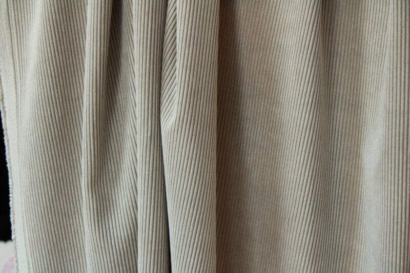 Parelgrijze Corduroy gordijnen, jc2400 van okika. Ideaal voor een stijlvol, ingetogen interieur.