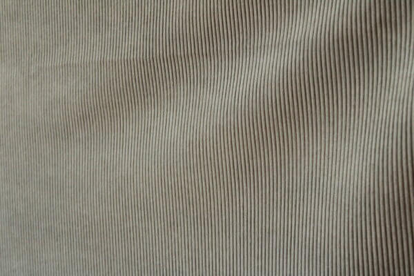 Zachte parelgrijze Corduroy stof, jc2400 van okika, met een luxe uitstraling en comfortabele textuur.
