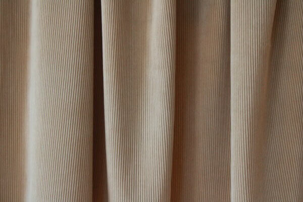 Set van zandkleurige Corduroy gordijnen, jc2411 van okika. perfect voor een warm en natuurlijk interieur.