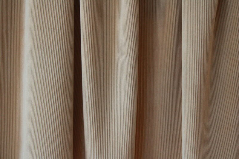 Set van zandkleurige Corduroy gordijnen, jc2411 van okika. perfect voor een warm en natuurlijk interieur.