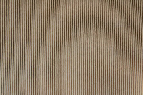 Detail van het zandkleurige Corduroy gordijn, jc2411 van okika, met aandacht voor de verfijnde ribbelstructuur en hoogwaardige stof.