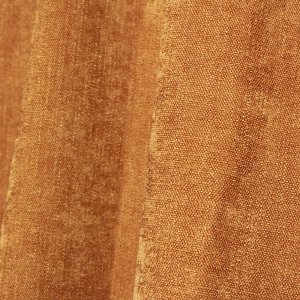 Sfeer foto van goudgele gordijnen uit de Imperial-collectie in de plooi, daarnaast stof structuur goed zichtbaar