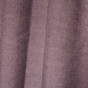 Close-up van paarse gordijnen uit de Elegance collectie (JC2460) met een semi-lichtdoorlatende stof die het licht op natuurlijke wijze filtert voor een zachte en sfeervolle uitstraling.