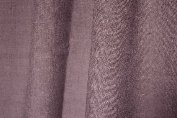Close-up van paarse gordijnen uit de Elegance collectie (JC2460) met een semi-lichtdoorlatende stof die het licht op natuurlijke wijze filtert voor een zachte en sfeervolle uitstraling.