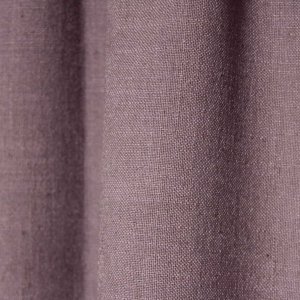 Close-up van paarse gordijnstof uit de Elegance collectie (JC2460) met semi-lichtdoorlatend effect die licht op natuurlijke wijze filtert, voor een warme en stijlvolle uitstraling.