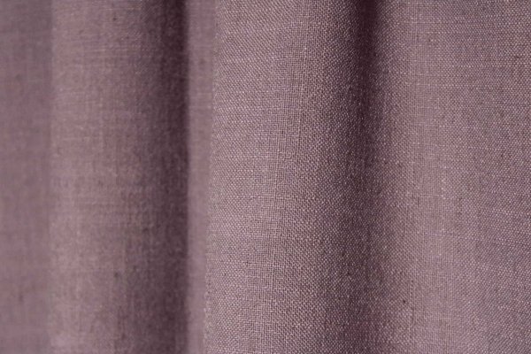 Close-up van paarse gordijnstof uit de Elegance collectie (JC2460) met semi-lichtdoorlatend effect die licht op natuurlijke wijze filtert, voor een warme en stijlvolle uitstraling.