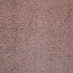 Detail van het oud roze Premium Fluweel gordijn, toont de volle, zachte vezels in een warme tint.