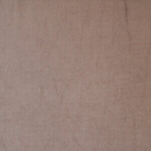 Detail van het taupekleurige Premium Fluweel gordijn, toont de volle textuur van de luxe stof.