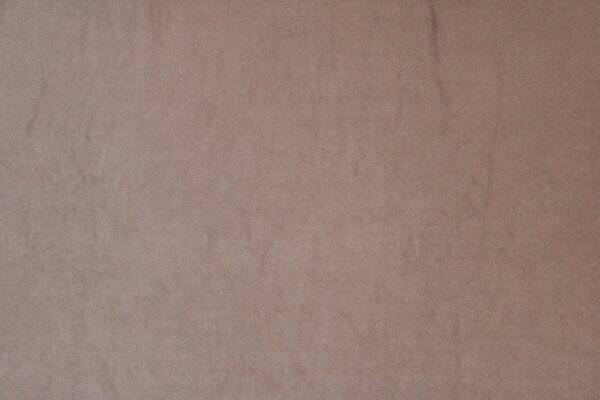Detail van het taupekleurige Premium Fluweel gordijn, toont de volle textuur van de luxe stof.