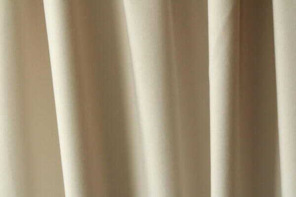 Set van witte Premium Fluweel gordijnen, ideaal voor een licht, luxueus interieur.