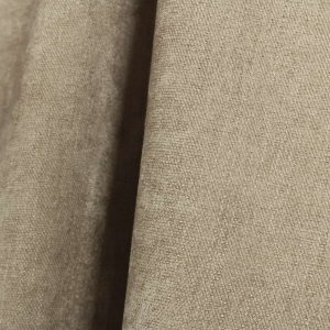 sfeer foto van soft taupe gordijnen uit de Imperial-collectie in een plooi zoals gordijnen er ook zouden hangen