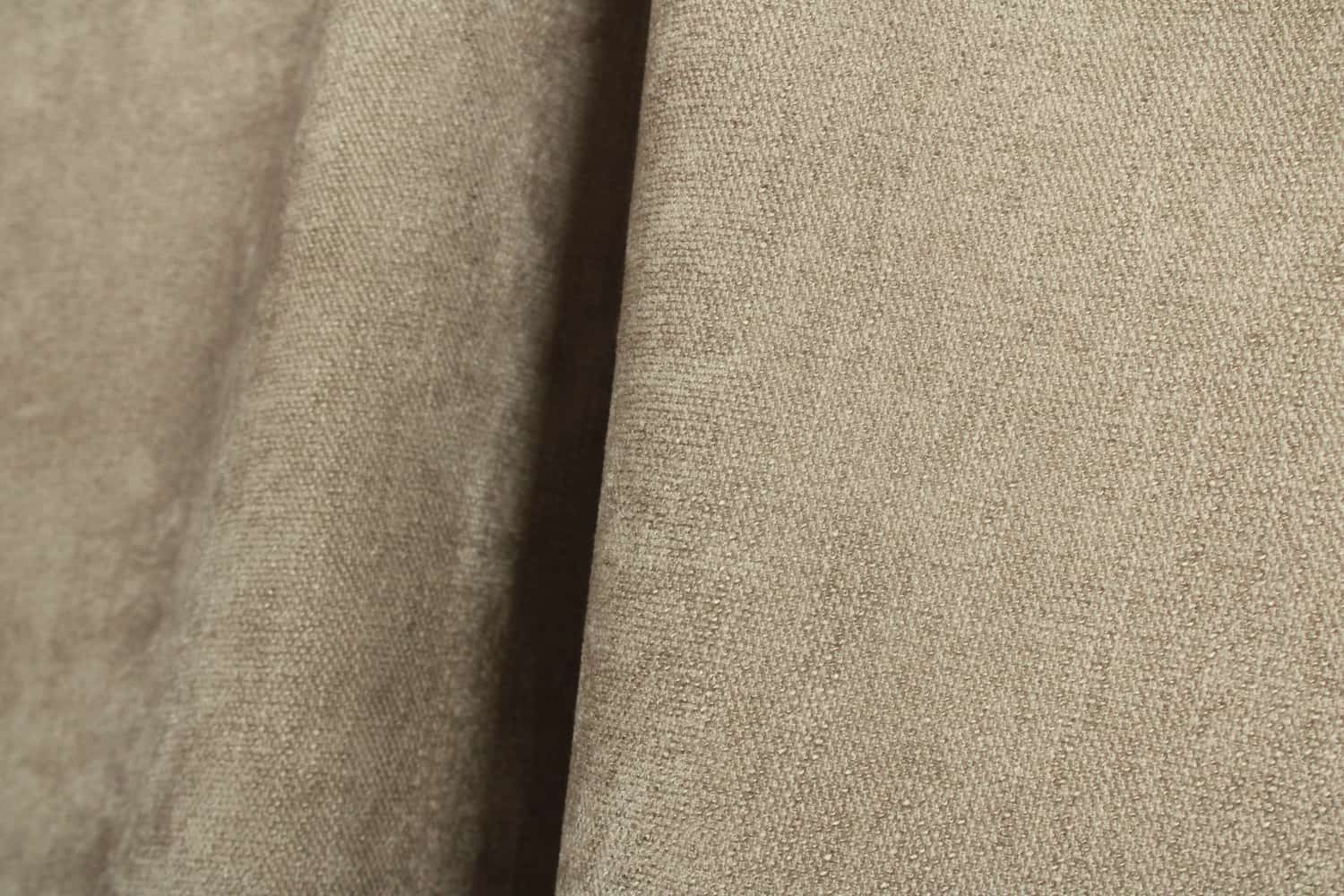 sfeer foto van soft taupe gordijnen uit de Imperial-collectie in een plooi zoals gordijnen er ook zouden hangen