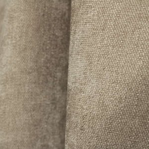 Soft taupe Imperial-gordijnstof in close-up met zichtbare structuur en weving