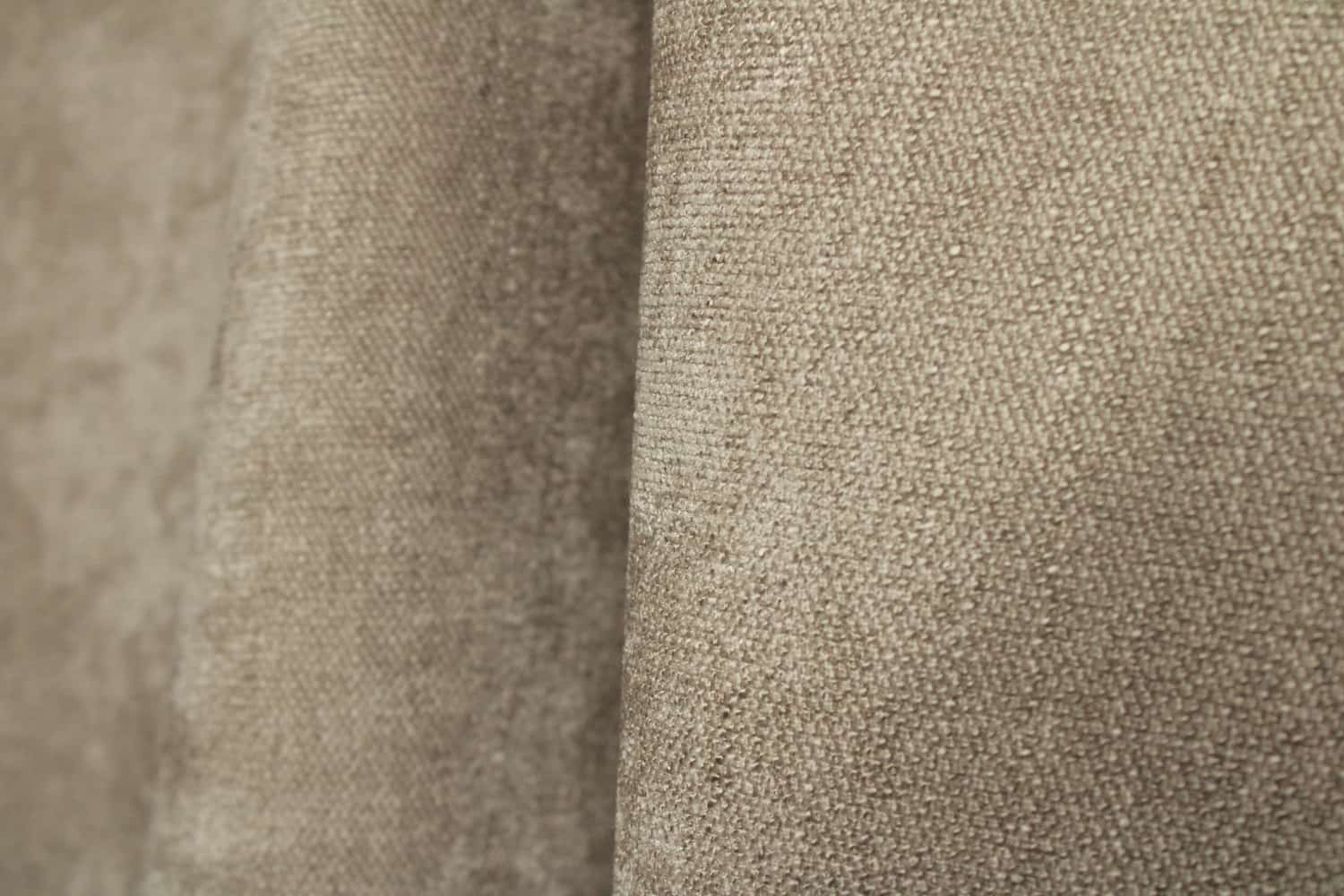 Soft taupe Imperial-gordijnstof in close-up met zichtbare structuur en weving